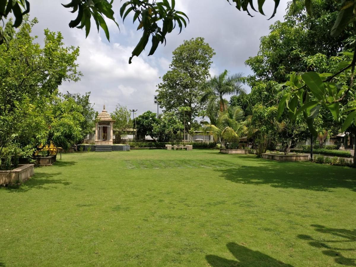 Pushp Vatika Resort & Lawns Нави Мумбай Екстериор снимка