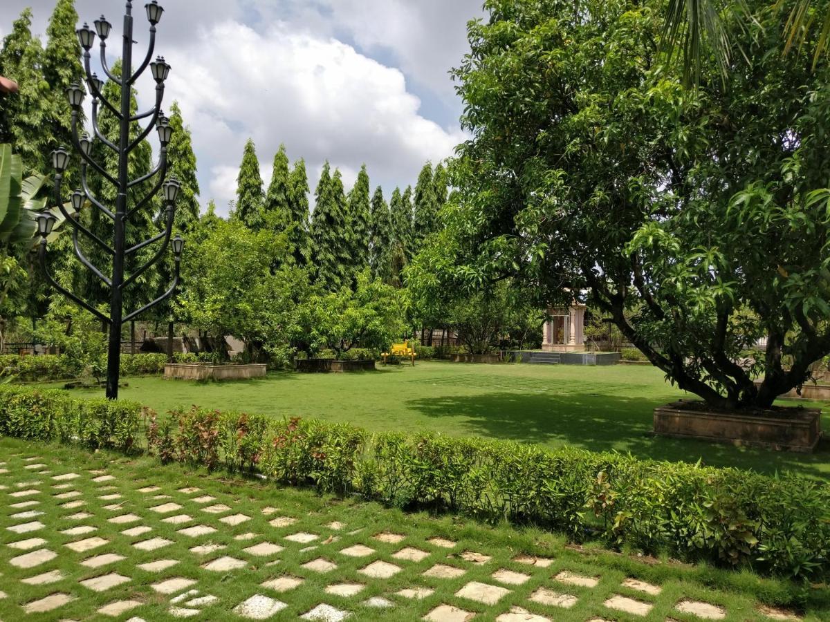 Pushp Vatika Resort & Lawns Нави Мумбай Екстериор снимка