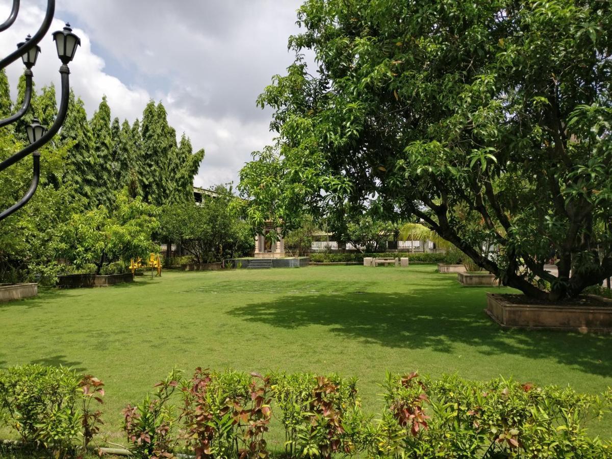 Pushp Vatika Resort & Lawns Нави Мумбай Екстериор снимка