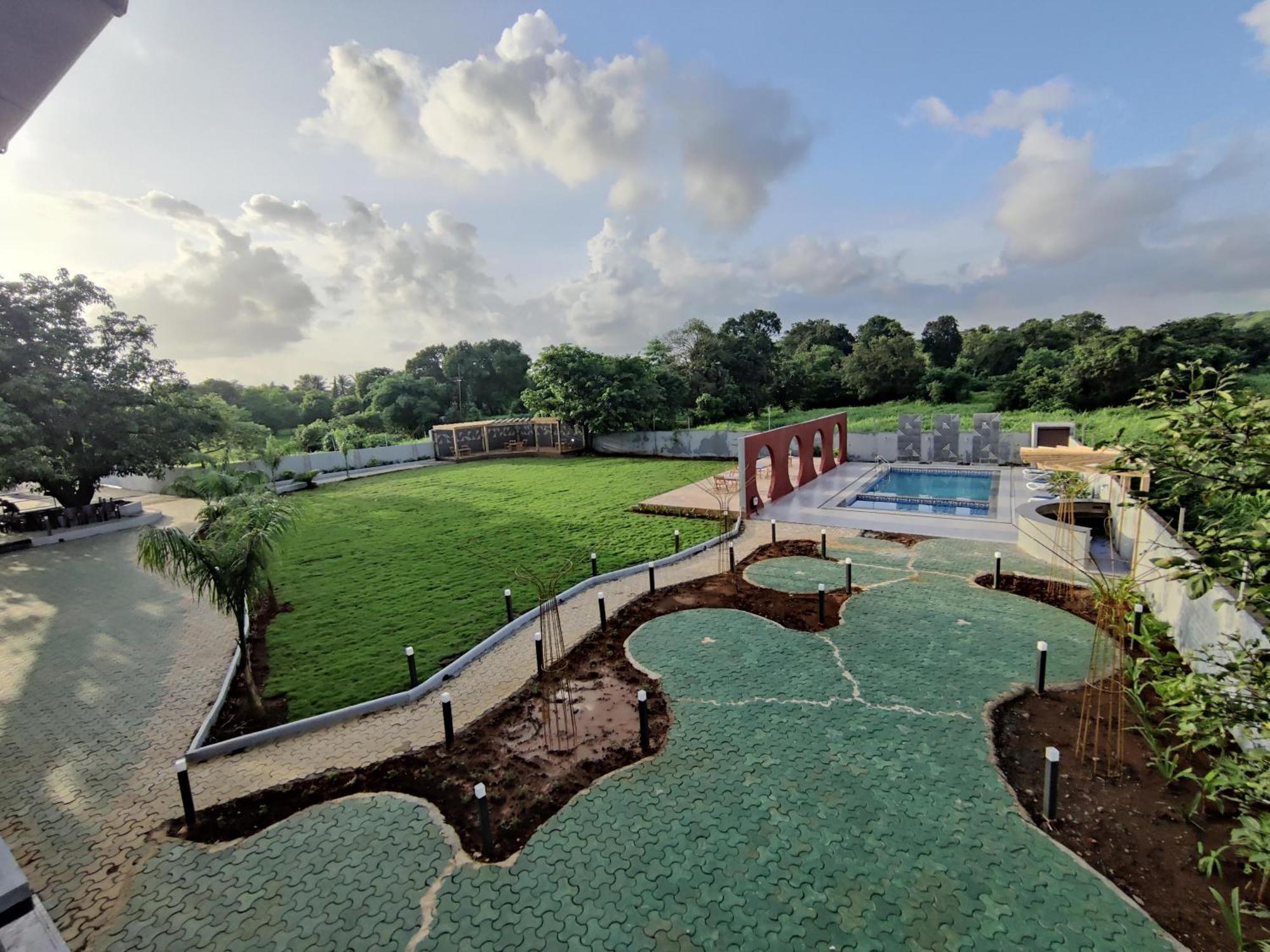 Pushp Vatika Resort & Lawns Нави Мумбай Екстериор снимка