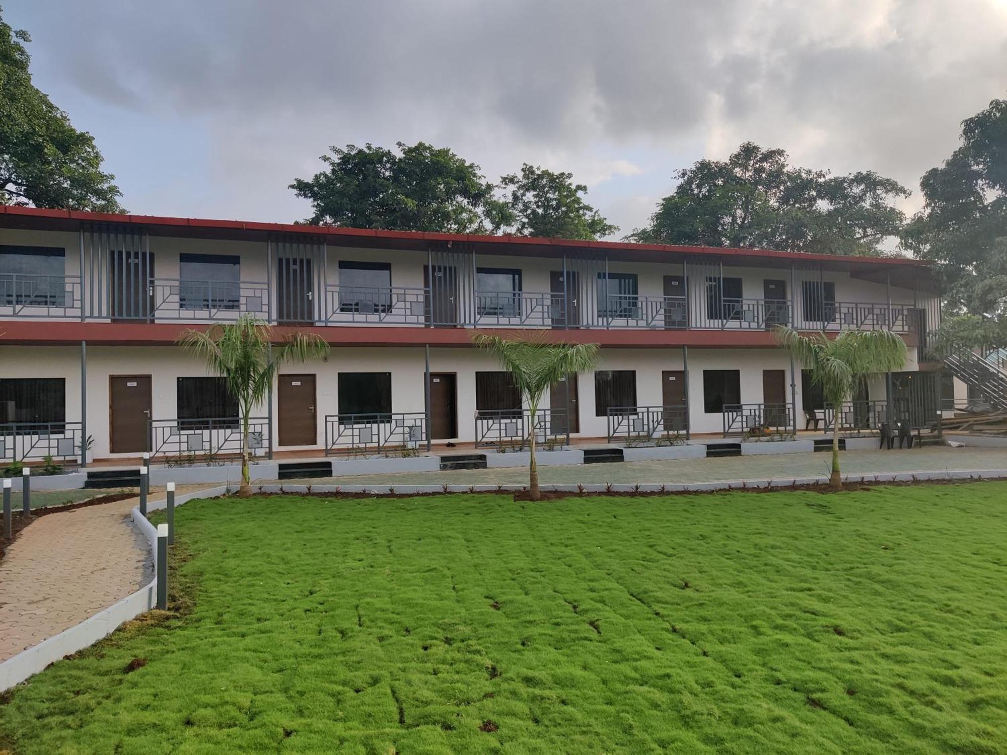 Pushp Vatika Resort & Lawns Нави Мумбай Екстериор снимка